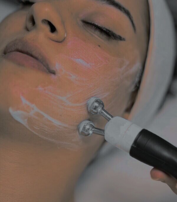 Treatment device head on the cheek