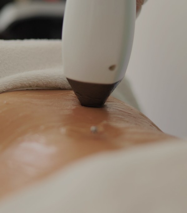 Treatment device on the skin of the stomach
